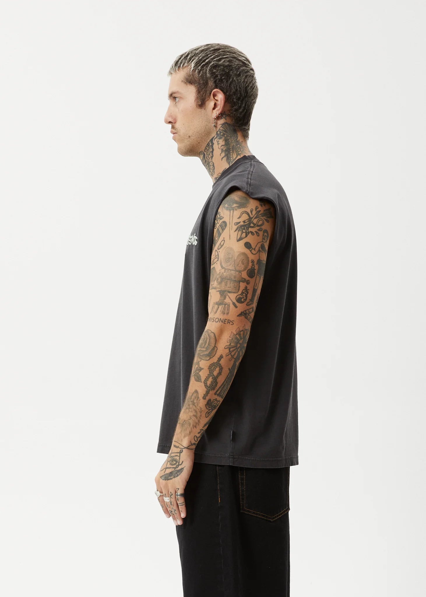 DESTROYER SLEEVELESS TEE