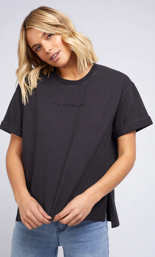 AAE WASHED TEE WASHED BLACK Rolled sleeve cuffs Regular fit Chest embroidery 100% Cotton Jersey all about eve