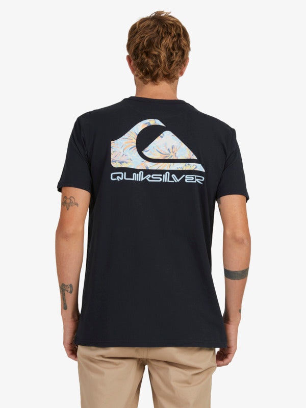 CORP FILLS SS QUIKSILVER BLACK Ring spun combed cotton jersey Regular fit Crew neck Quiksilver woven label on sleeve Large back print & screen print on chest. 