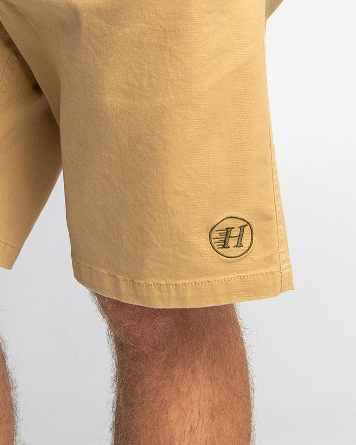 THE BASIC II CHINO SHORT 19inch mens casual elastic waist tan the mad hueys logo